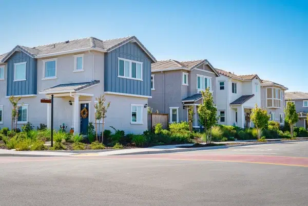 Modern suburban houses in california for sell with gardens on sunny day.